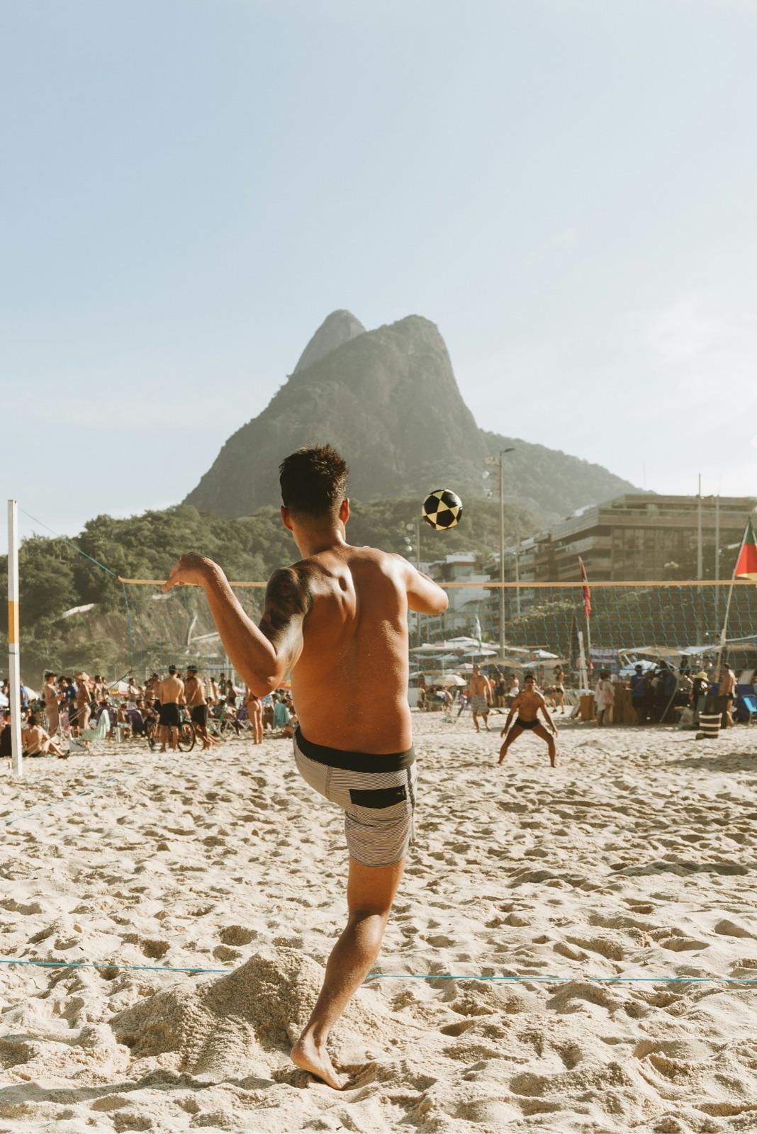 Futevôlei na praia com o Morro Dois Irmãos ao fundo